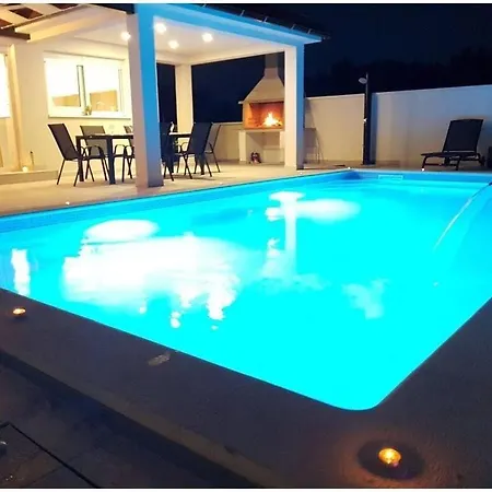 Sabun Luxury With Poo, Jacuzzi Vila *
